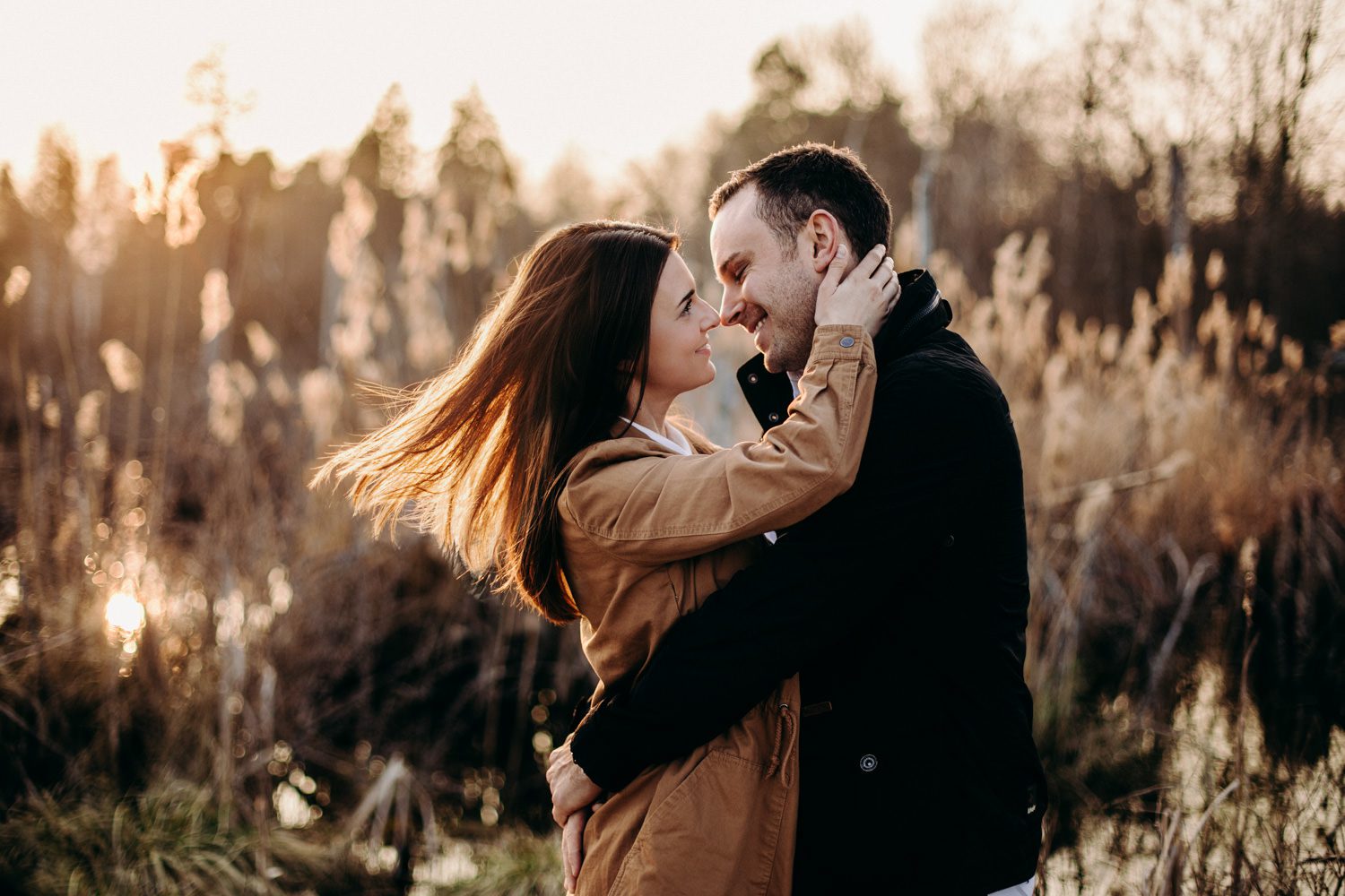 Verlobungs-shooting-in-der-Natur-bei-Sonnenunergang